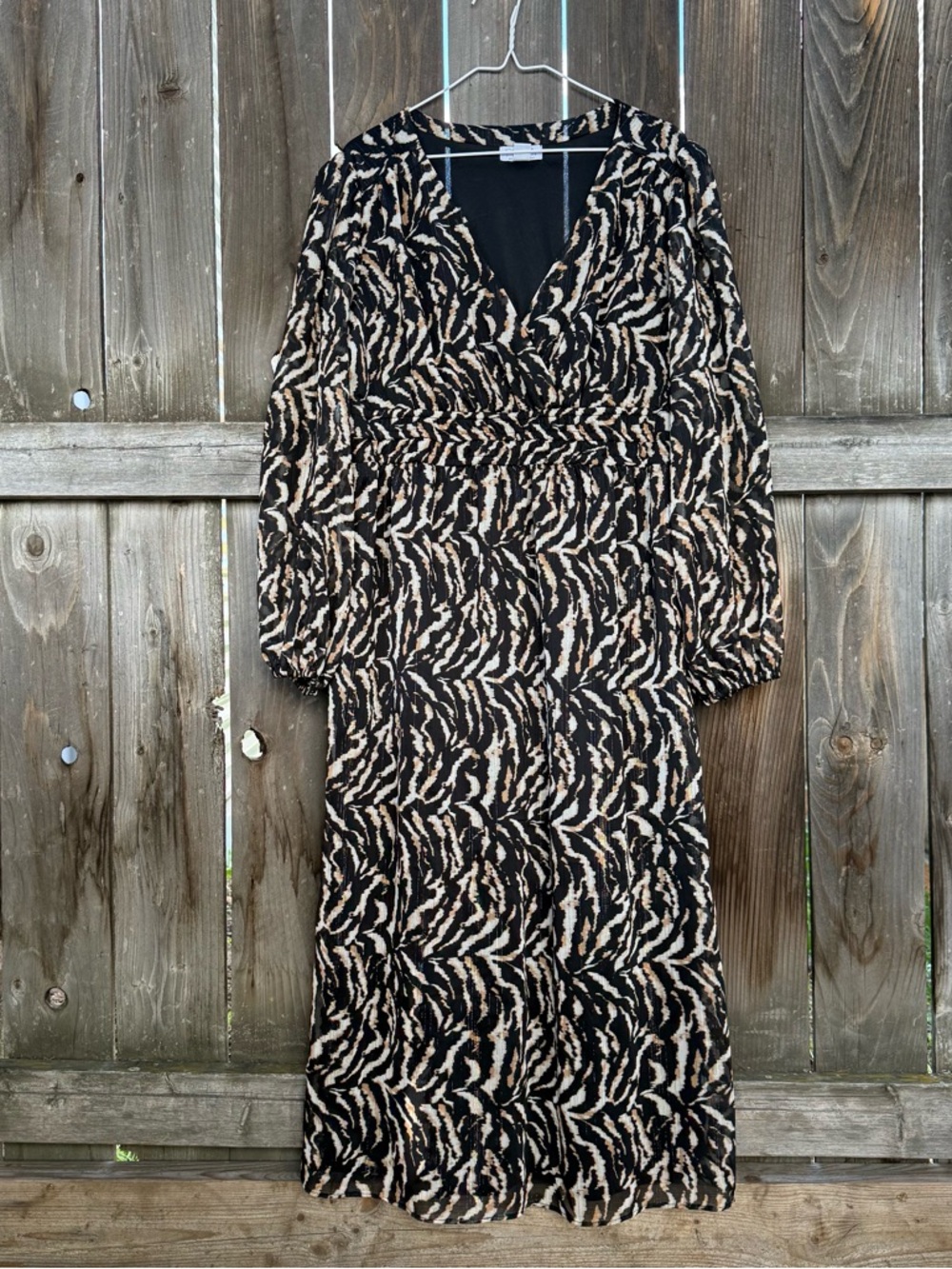 sofia by sofia vergara Black and Beige Printed V-Neck Midi Dress